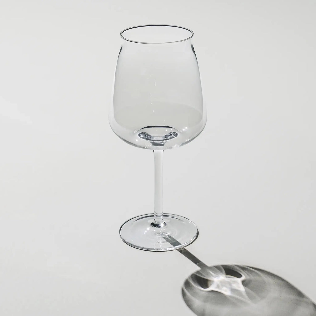 Tomt The Mancave Brewer’s Tower ølglas – elegant og slankt design klar til servering.