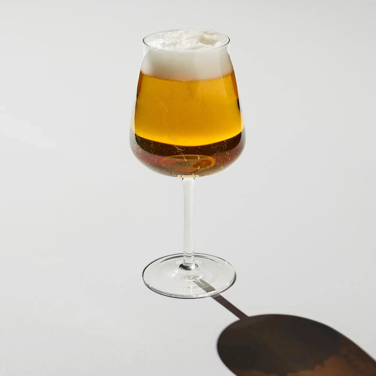 Fyldte The Mancave Brewer’s Tower ølglas med lys øl og cremet skum – designet til at fremhæve aroma og elegance.