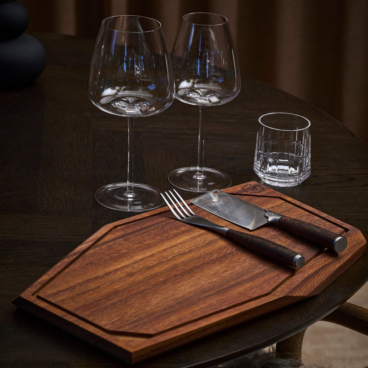 The Mancave Wild Beast Steak Set + 2 pcs. Burgundy Glasses