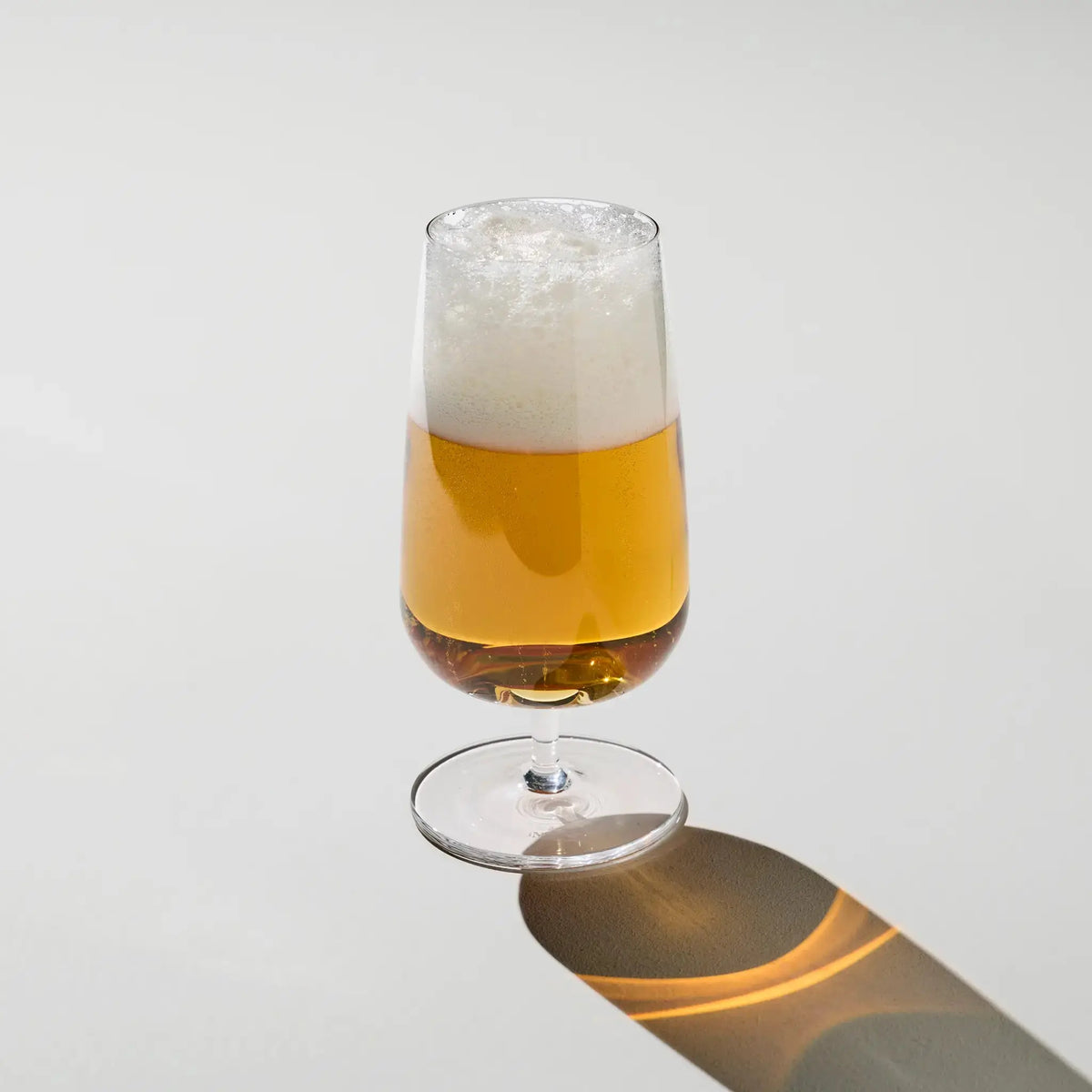 Sæt med 2 tomme Brewer’s Beer Glass – høje, slanke ølglas med fod, designet til pilsner og lager, fremhæver smag og bevarer kulsyre.