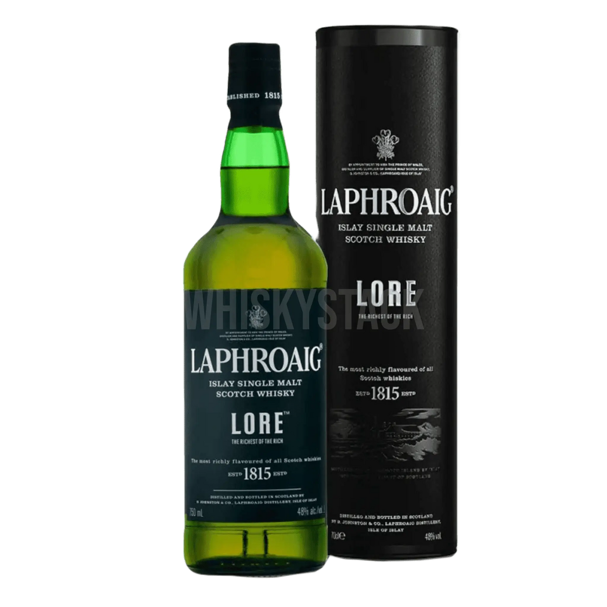 Flaske og box af Laphroaig Lore Single Malt Whisky med karakteristisk mørk etiket, fremvist foran en baggrund, der afspejler Islay's robuste kystlandskab, illustrerer whiskyens rige og røgede arv.